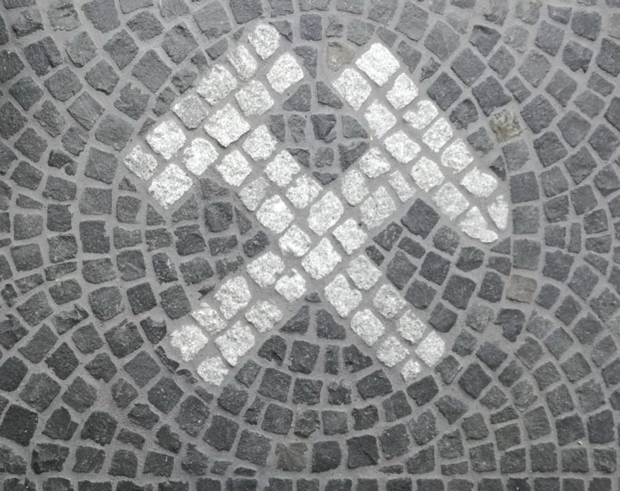 Feste Fuge zwischen Pflastersteinen im Detail, geprüft auf Festigkeit